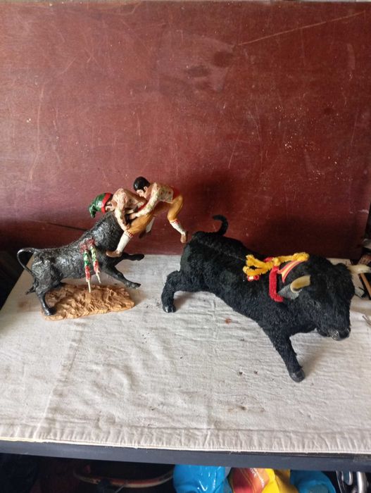 Bonecos de plástico e pasta