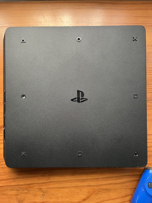 Consola Playstation 4 + comando + jogos