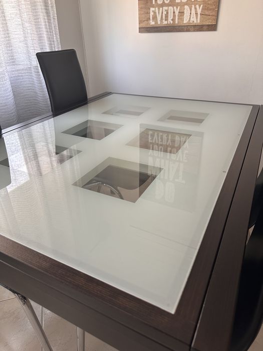 Mesa Extensível + 4 Cadeiras (Negociável)