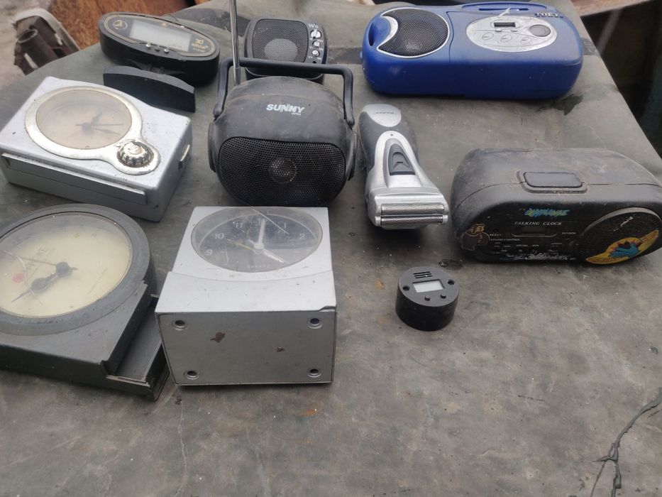 Часы на батарейках+радио б/у