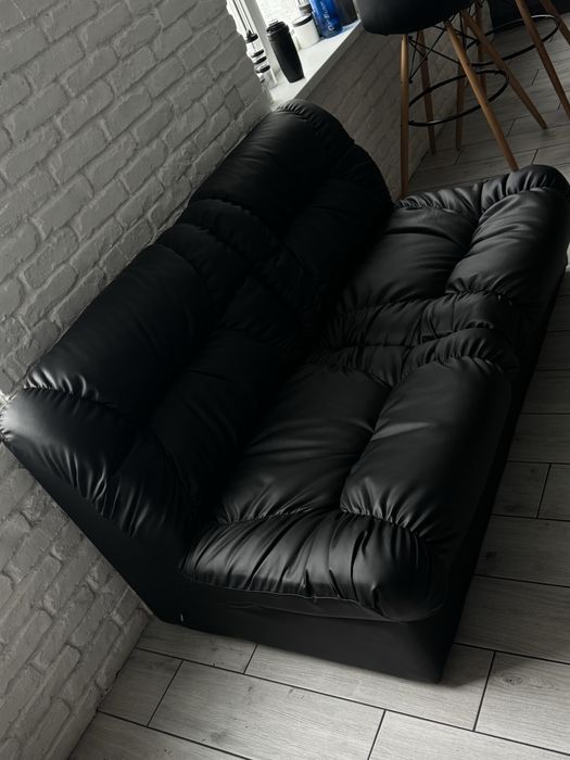 Диван черный двухместный