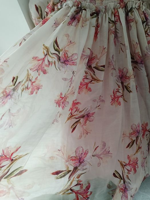 Святкова подовжена сукня Next з ліліями, 116 розмір