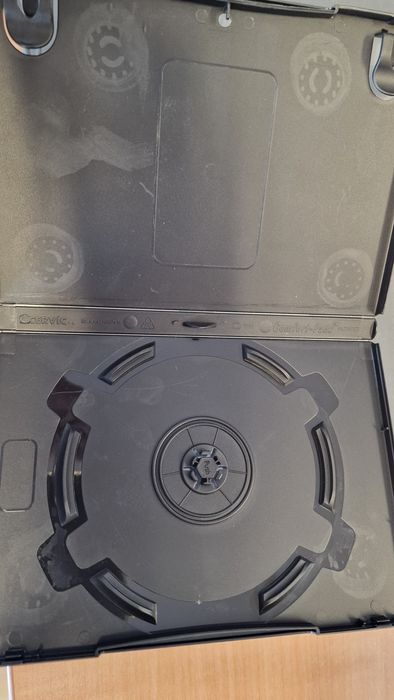 Caixas para DVD pretas.