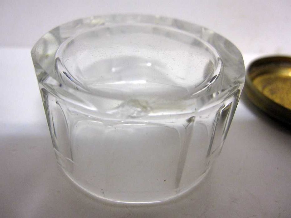antiga caixa de pó de arroz Arte Nova em cristal com tampa em latão