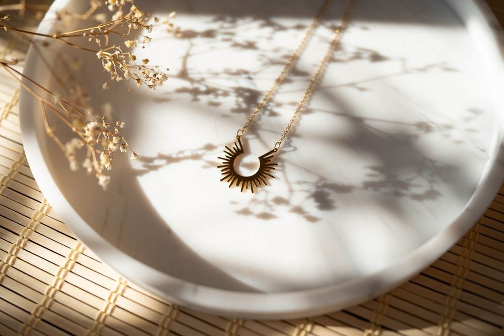 Złoty łańcuszek geometryczny z półsłońcem