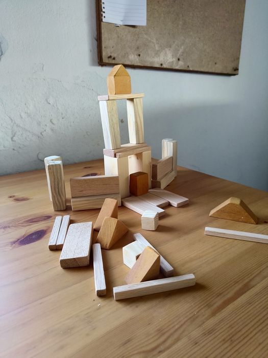 Conjunto de peças de madeira com formas geométricas para criar e brinc