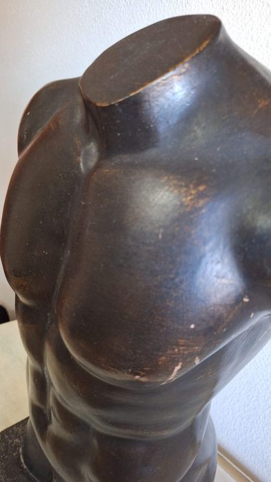 Busto homem em preto