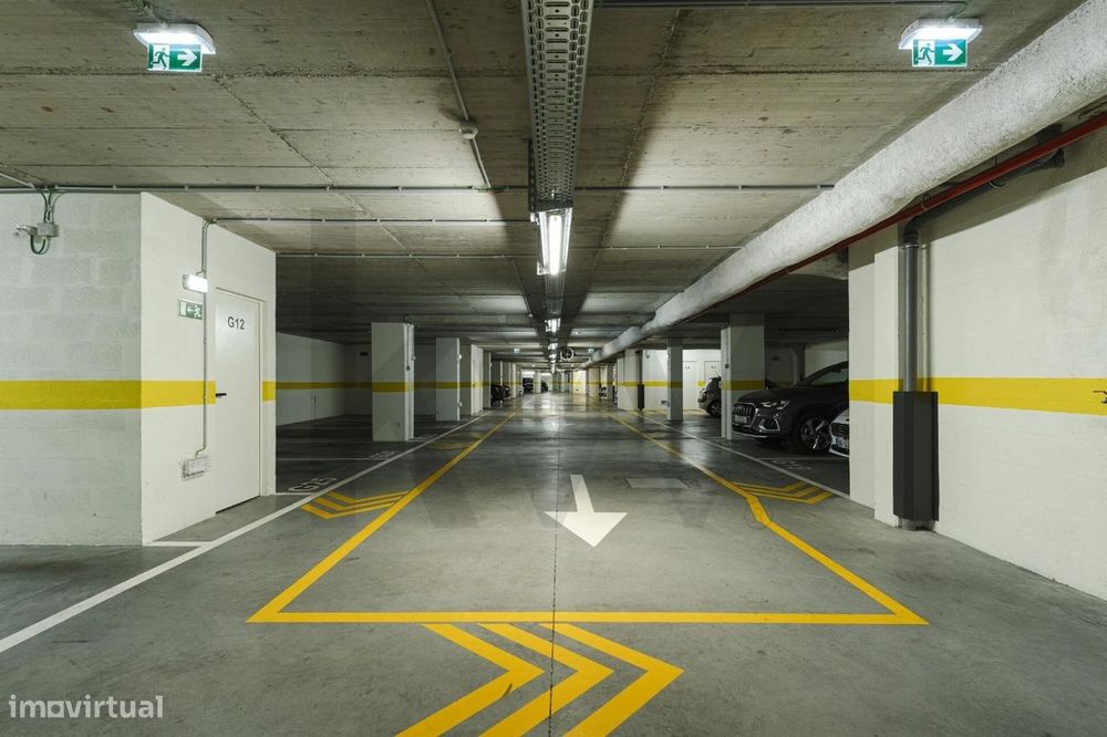T2 com suite, varanda e 2 lugares de garagem — Condomínio com piscina,