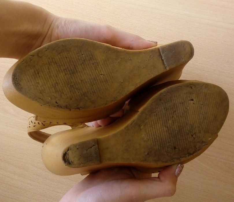 Коричневые босоножки на танкетке