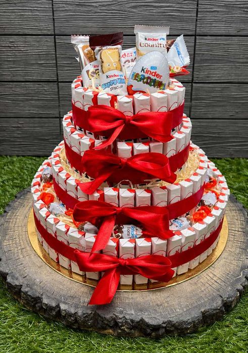 Duży tort ze słodyczy Kinder 4-piętrowy prezent na Walentynki