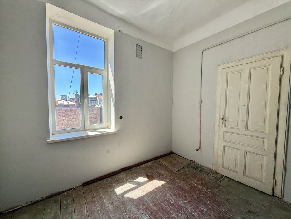 Торг! Продам 2-кімнатну квартиру в самому центрі міста по вул. Богдана Хмельницького