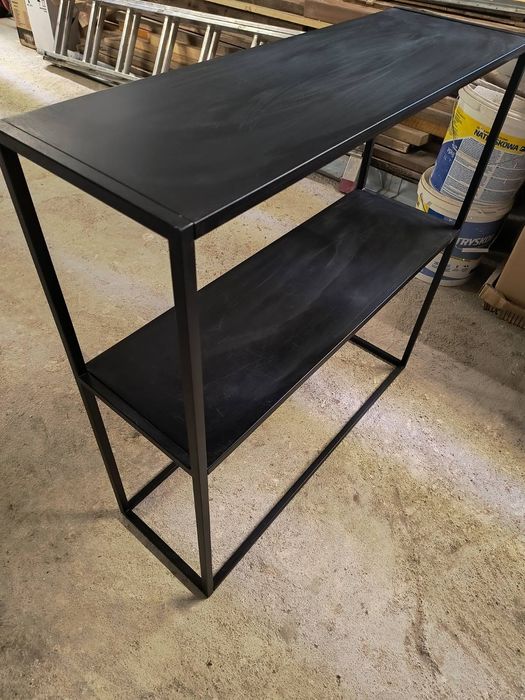 Czarna stalowa konsola półka