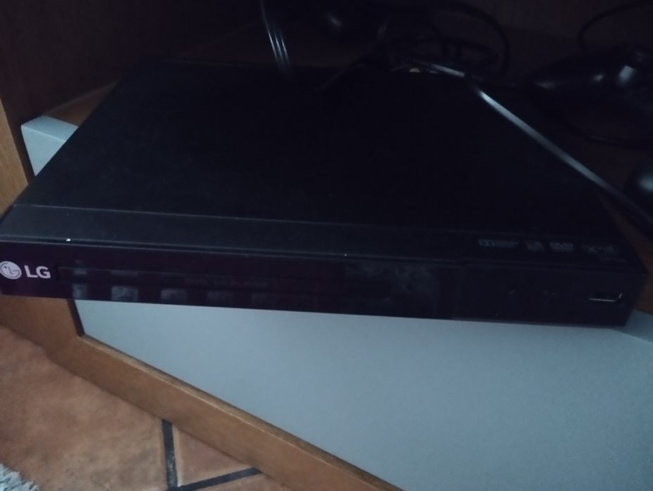 Estante para DVDs com DVDs e aparelho