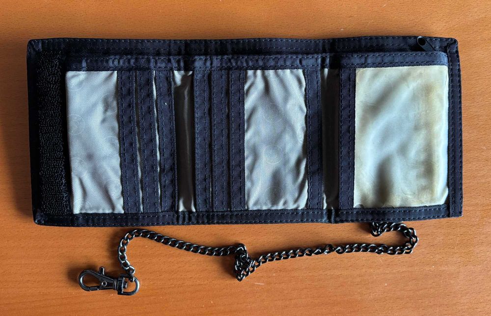 Carteira Pacsafe de homem com cabo para prender a mala, pochete ou presilha.