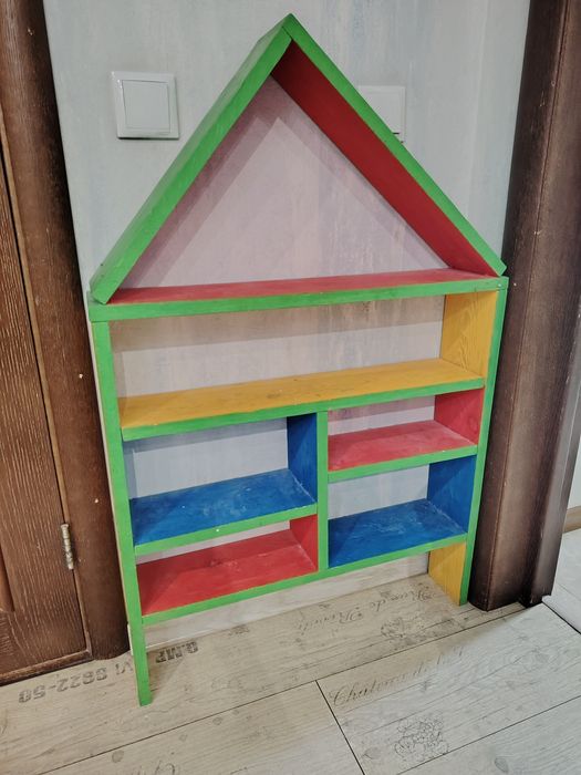 Іграшковий будинок з поличками