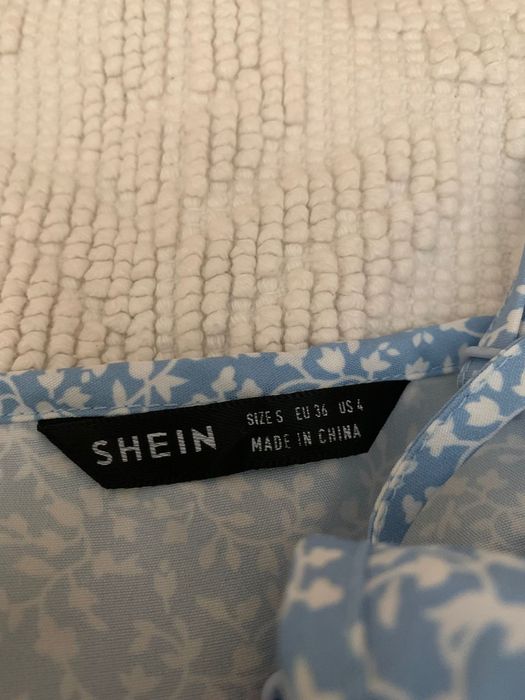 Vestido azul com flores