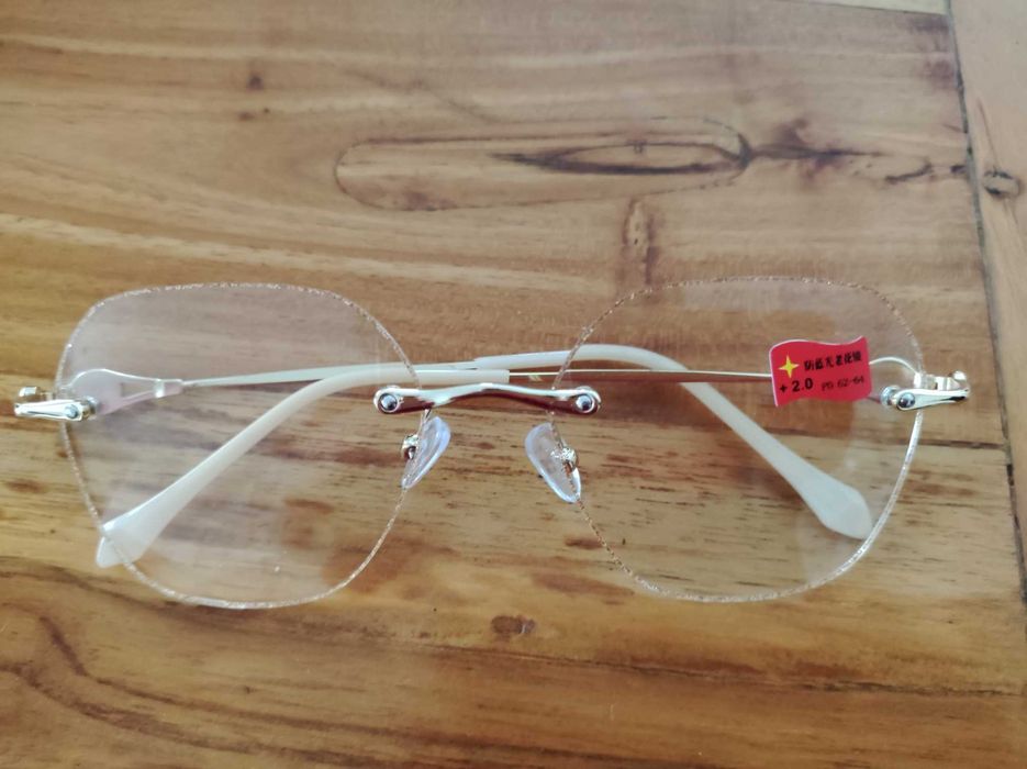 Piękne nowe okulary do czytania +2.00 ze złoceniami.