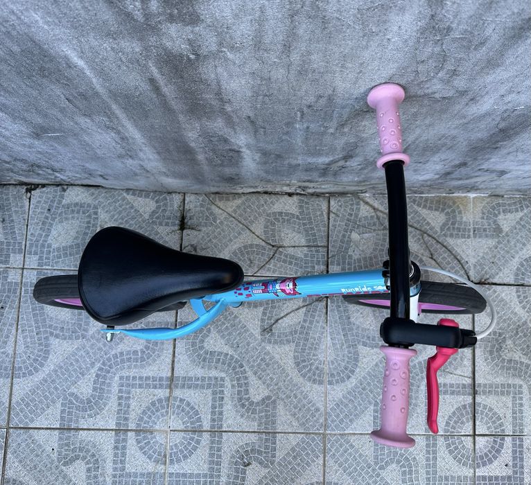 Bicicleta de  aprendizagem e equilibrio com tarvao