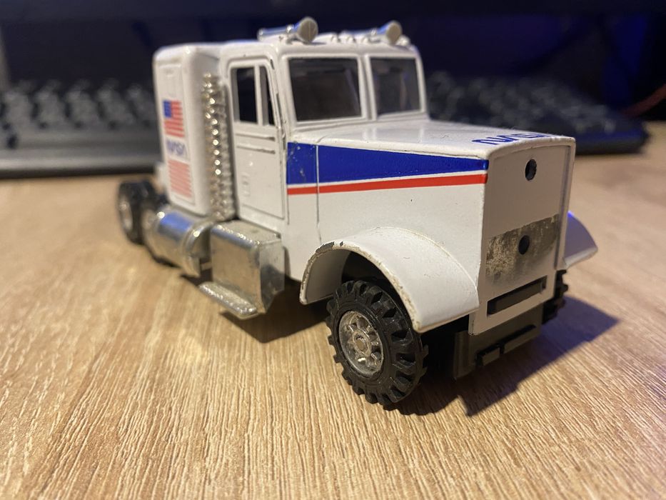 Amerykański ciagnik siodlowy McToy