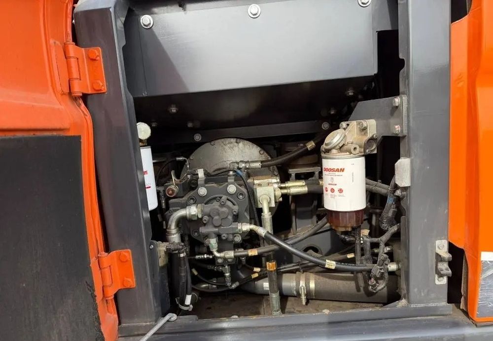Гусеничний екскаватор Doosan DX160LC-5