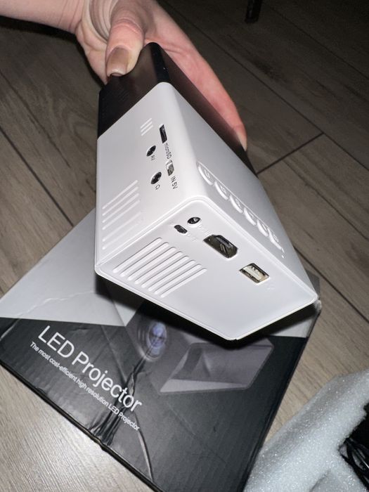 Проектор з пультом для домашнього кінотеатру