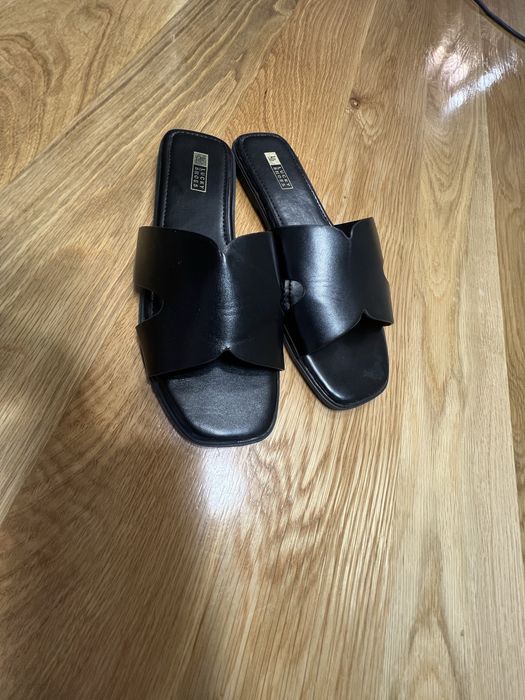 Klapki czarne skorzane 29 Lucky Shoes