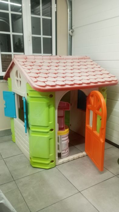 Casa para crianças brincar em muito bom estado.