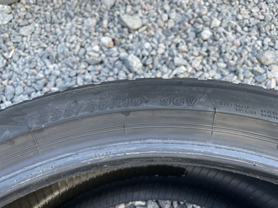 Пара зимових шин Bridgestone 235/40 R19 235*40 19 Blizzak LM005
