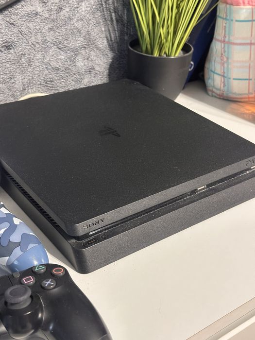 PS4 Slim 1TB + 4 геймпада + 4 гри + зарядка