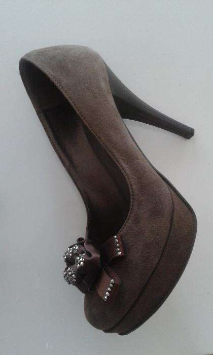 Sapatos nunca usados em pele genuína 38