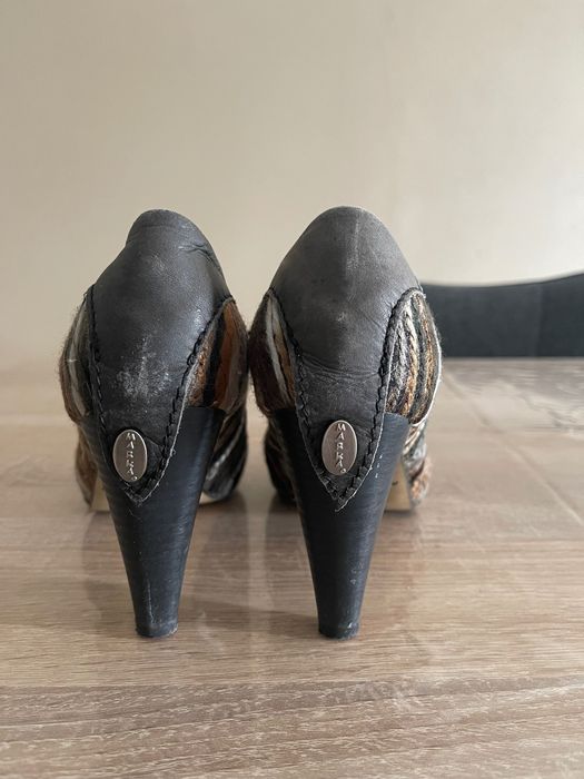 Sapatos castanhos de pele e lã