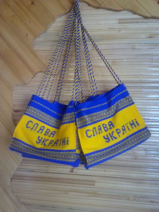 Оливкі зелені, маслини чорні,  погляди синьо-жовті.