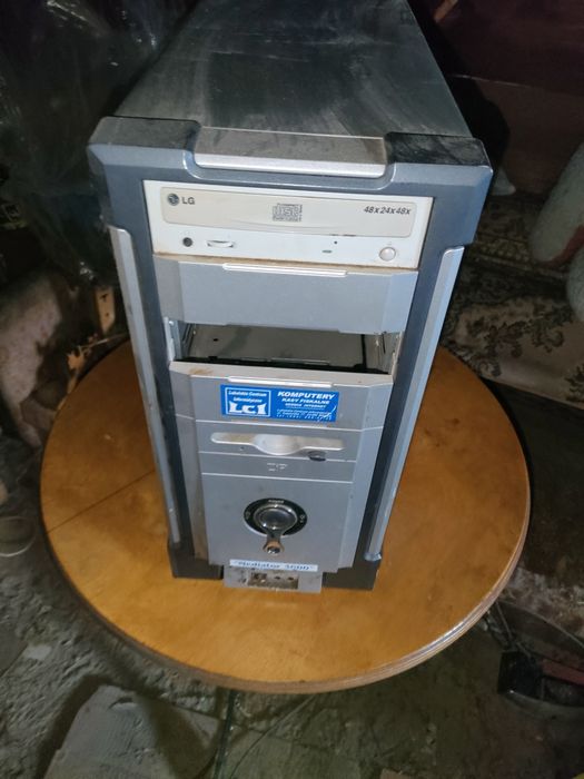 Obudowa komputera z napędem