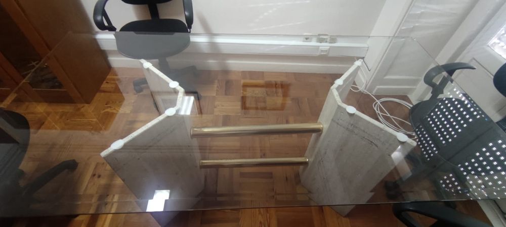Mesa de vidro e pedra