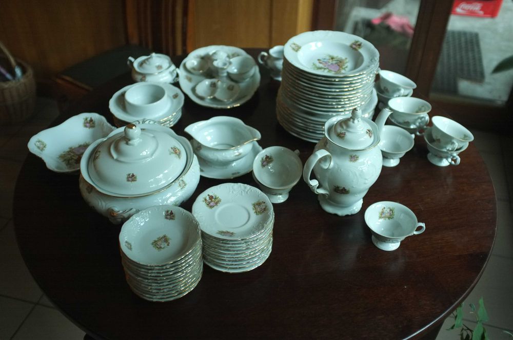 porcelanowy serwis obiadowy i kawowy WAWEL sceny dworskie Friederike
