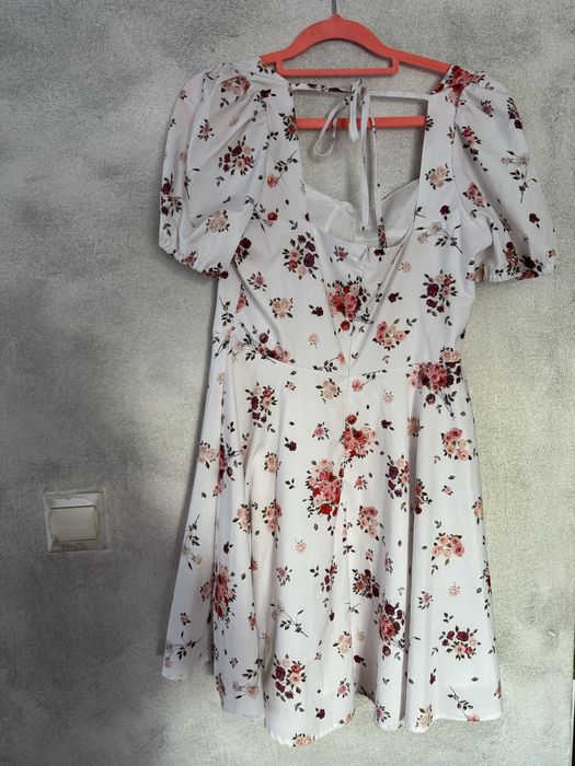 Biala sukienka w kwiaty