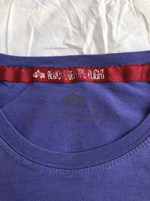 Фіолетова футболка alpha industries з крутим дизайном на спині