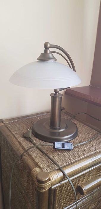 lampa stojąca mosiadz z kloszem mlecznym