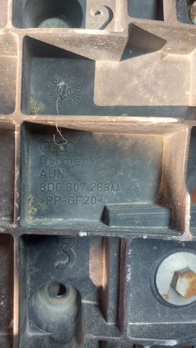 Направляюча переднього бампера ліва Audi A4 B5 8d0807283aa