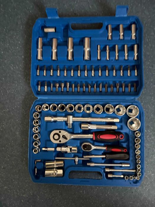 Набір інструментів із тріскачками, головками, бітами та ключами 94 пр