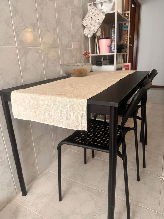 Mesa IKEA + 4 cadeiras | Muito bom estado | Recolha no Porto