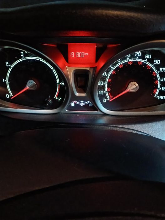Ford Fiesta( PowerShift)2013року з двигуном 1.6 бензин.