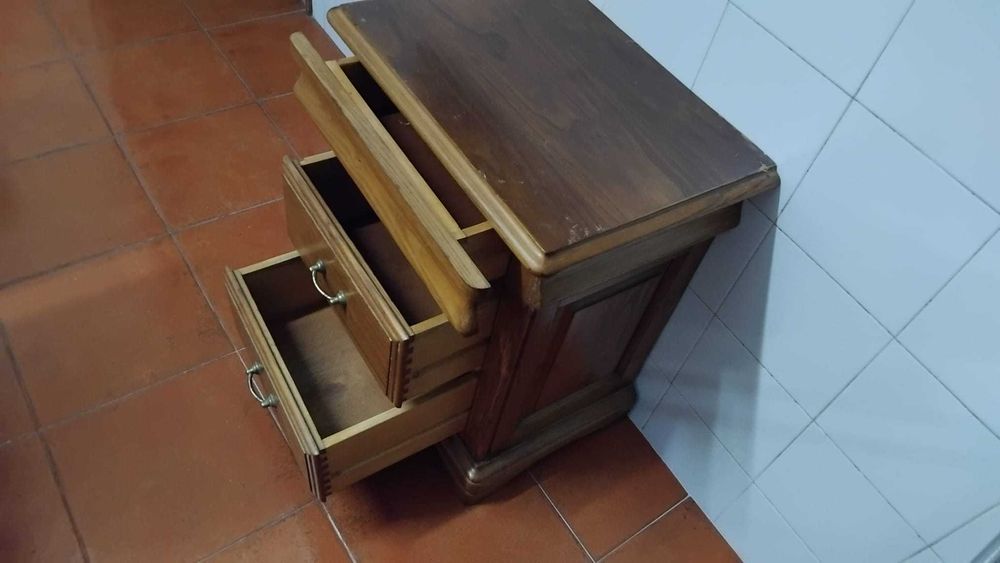 Uma mesinha de cabeceira para quarto