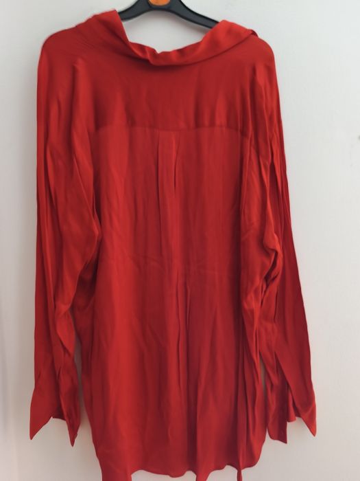 Blusa vermelha de cetim
