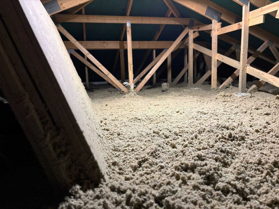 Wdmuchiwanie - Wełna skalna mineralna Rockwool Granrock wiązary sufity podwieszane izolacja ścian poddaszy stropodach docieplenie termomodernizacja