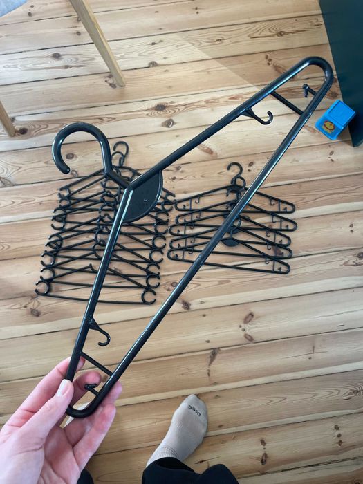 15 czarnych wieszaków