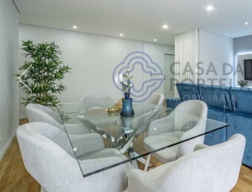 Mesa de jantar moderna e elegante.