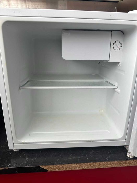 Маленький однокамерний холодильник Elenberg MR50