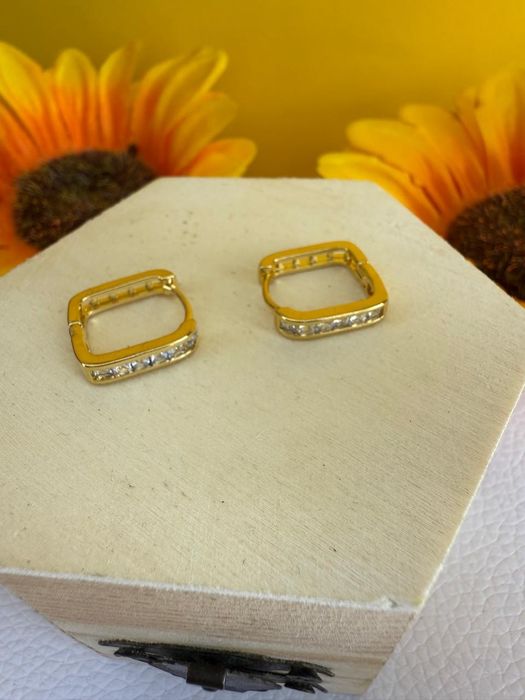 Brinco quadrado folheado a ouro com zirconia,  semijoia de qualidade.