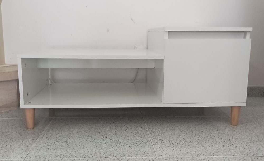 Mesa lateral em perfeito estado.